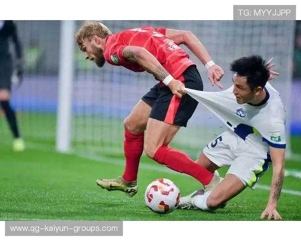 中后卫在训练中完成长传，提升球队反击速度